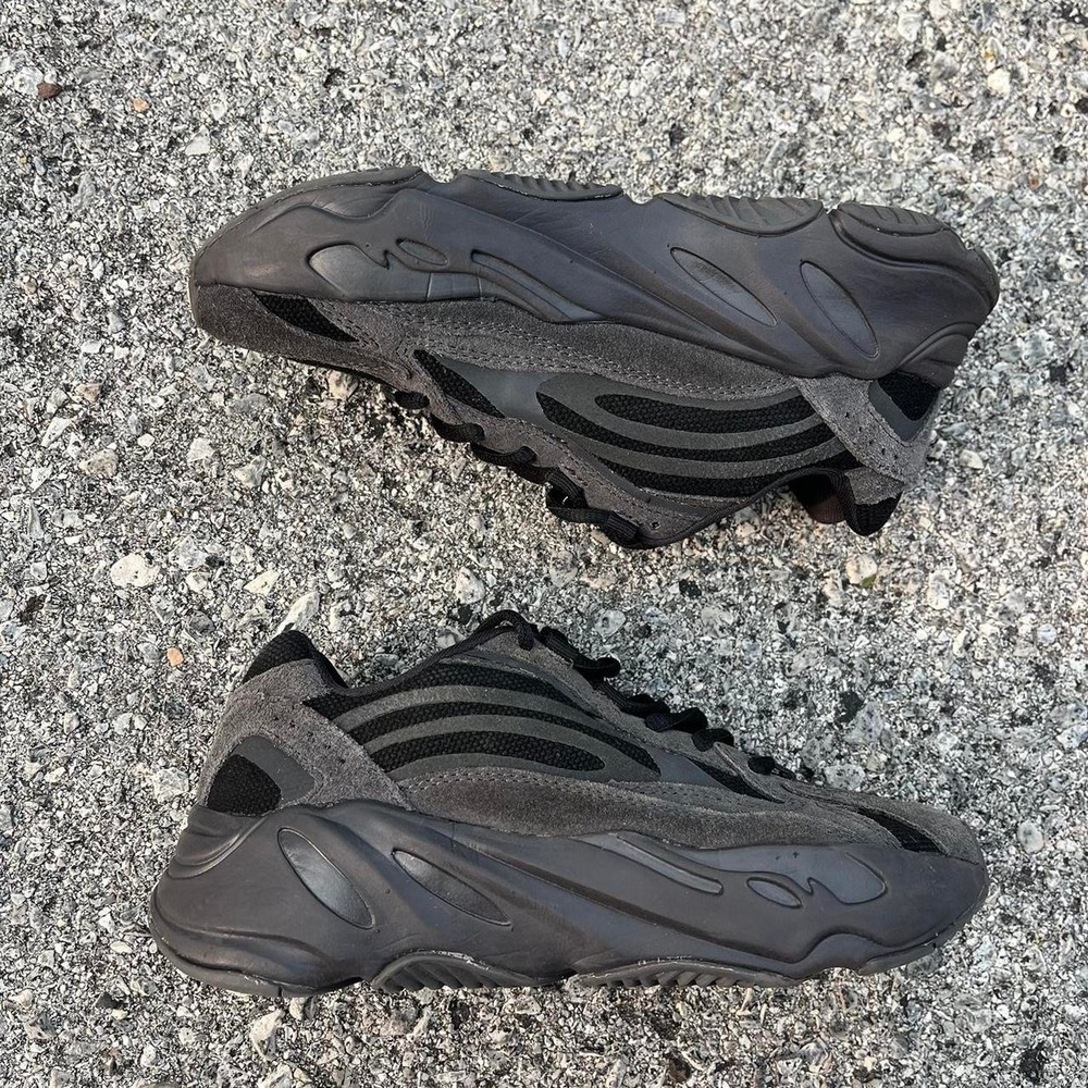 2010s Yeezy 700 V2 Triple Black size 7w